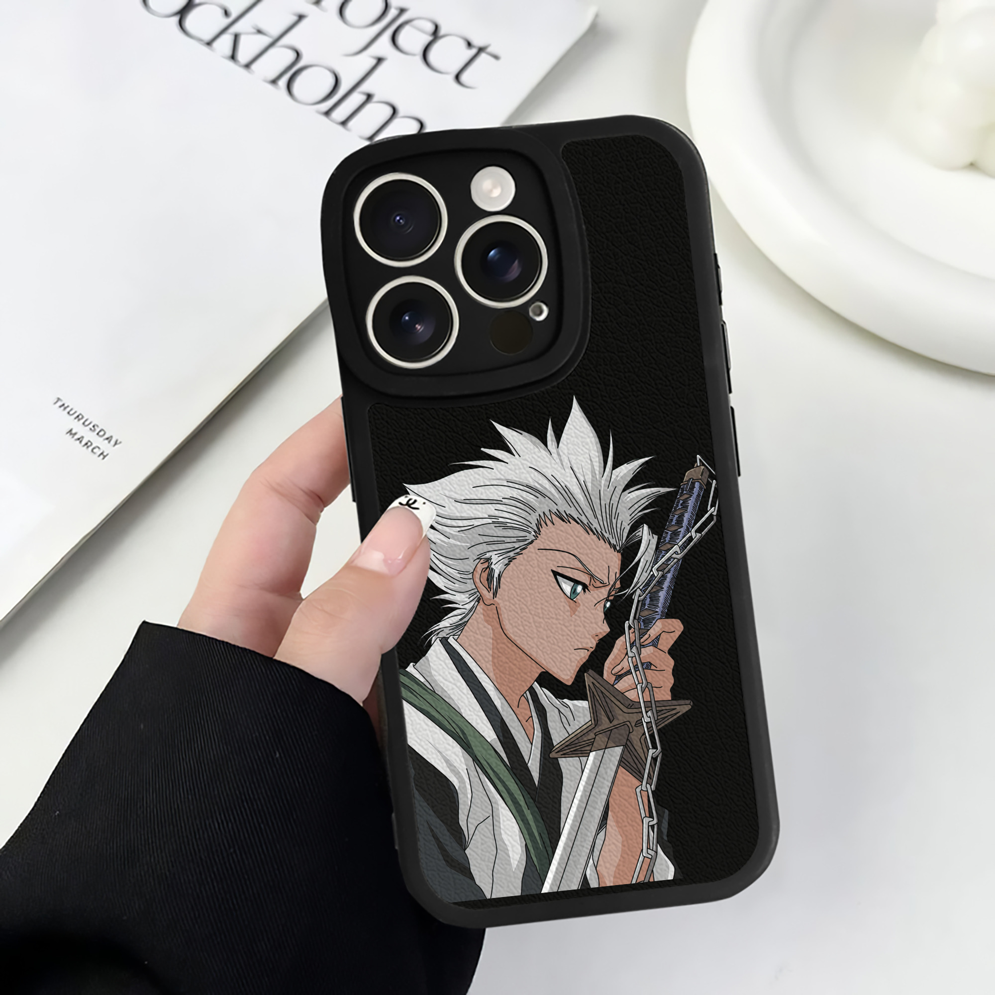 （画像用） ブリーチ 日番谷冬獅郎（ひつがや とうしろう） BLEACH Hitsugaya Toushirou 【iPhone 16シリーズ対応】シリコンスマホケース（レザー調） 材質：シリコン